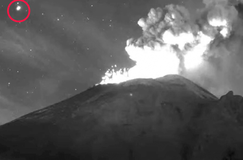 Objeto luminoso atraviesa por encima del volcán Popocatépetl