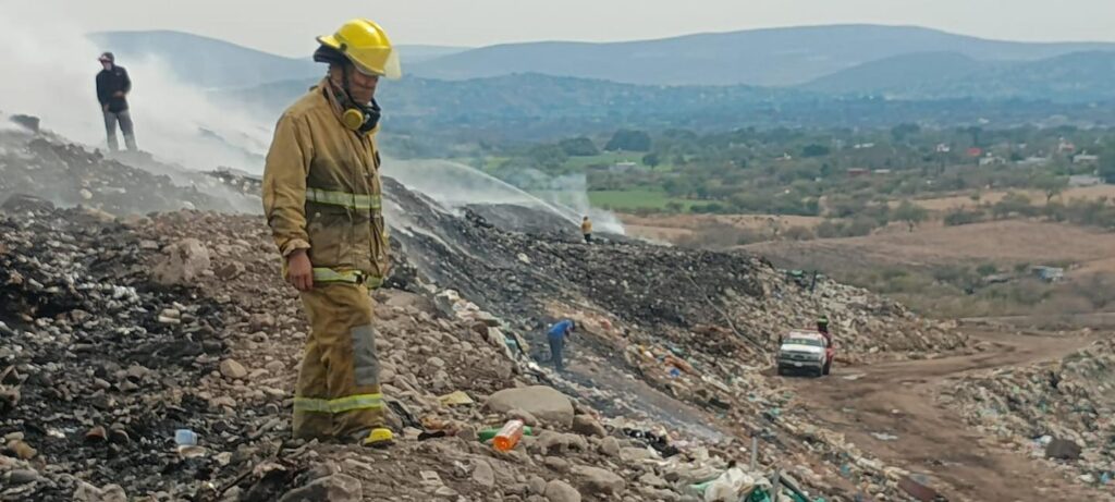 Controlado el incendio en el relleno sanitario «La Perseverancia»; continúan labores de enfriamiento