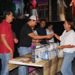 Ángel Augusto Domínguez entrega apoyos para los festejos del día de la madre