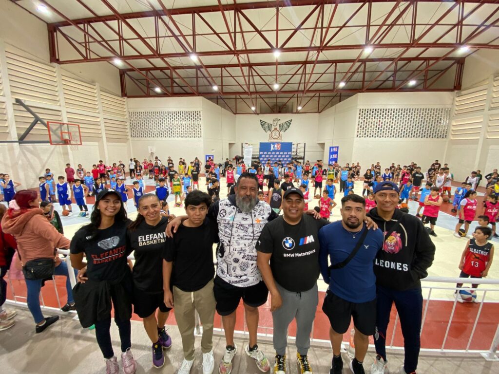 CLÍNICA DE BÁSQUETBOL SE REALIZA CON GRAN ÉXITO EN LA UNIDAD DEPORTIVA JOSÉ MARÍA MORELOS Y PAVÓN