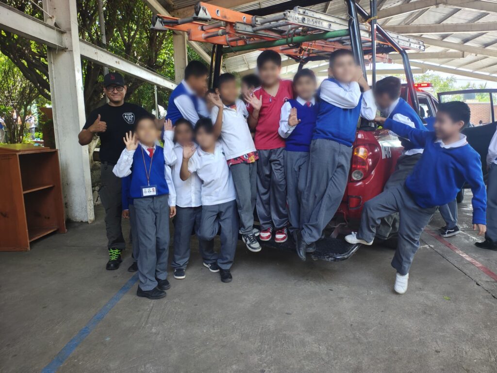 ¡NIÑOS Y POLICÍAS HACEN EQUIPO! CLAUSURA DEL PROGRAMA “AMIGO POLICÍA” FORTALECE LAZOS DE CONFIANZA EN CUAUTLA