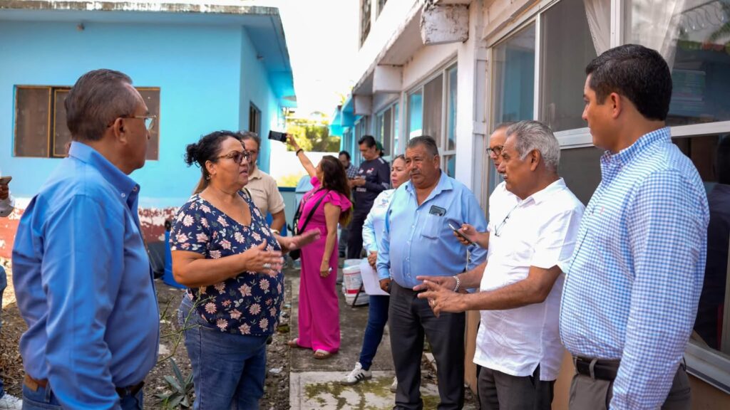 Salvador Molina visita la escuela Guadalupe Victoria para conocer sus necesidades