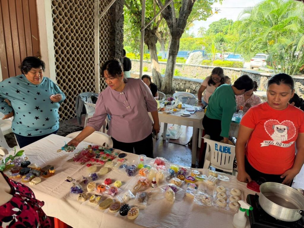Cuautla impulsa el autoempleo femenino con taller de jabones artesanales